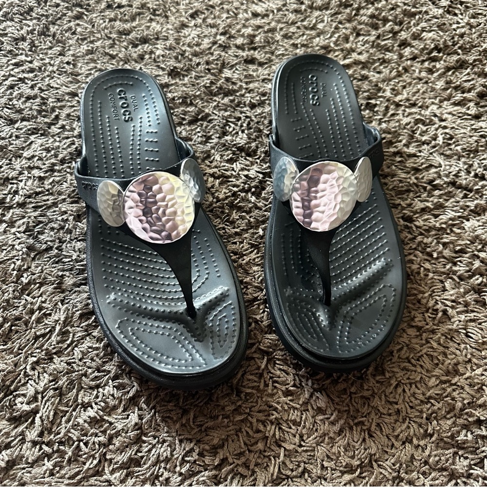 Crocs Sanrah Hammered Metallic Wedge Thong Sandal / Flop / SZ 11